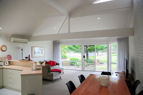 Surfleet Holiday Unit - Mackay Tourism 0
