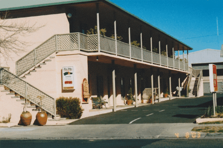 New England Motor Inn - Mackay Tourism 0