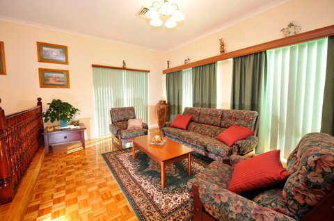Homestead Bed And Breakfast - Mackay Tourism 0