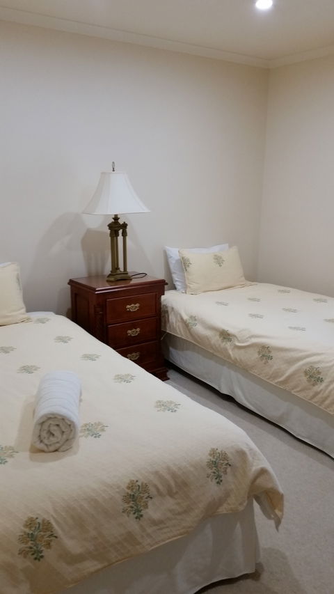 Carolynnes Cottages - Blue Wren Cottage - Mackay Tourism 1
