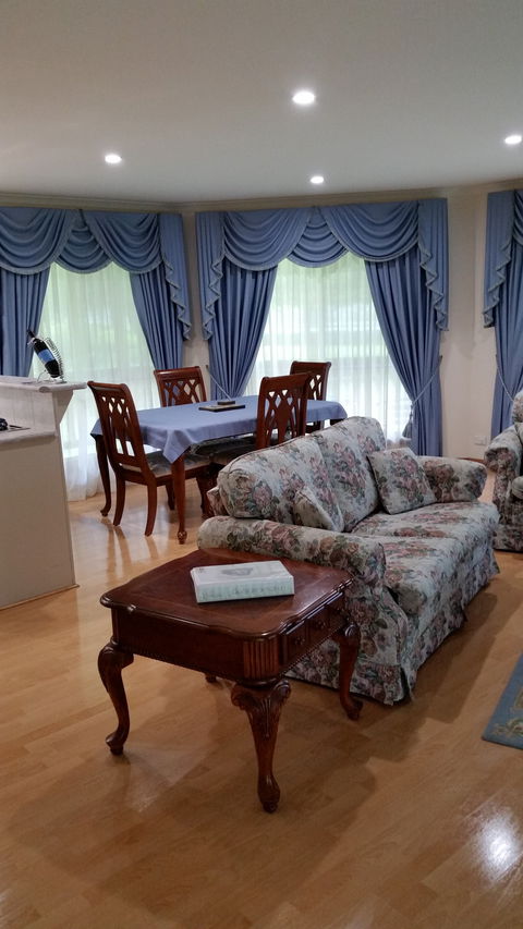 Carolynnes Cottages - Blue Wren Cottage - Mackay Tourism 2