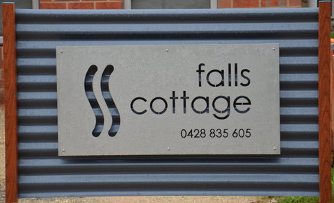 Falls Cottage Whitfield - Mackay Tourism 0