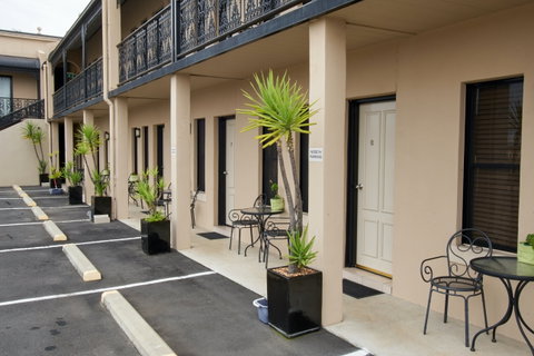 Inverell Terrace Motor Lodge - Mackay Tourism 1