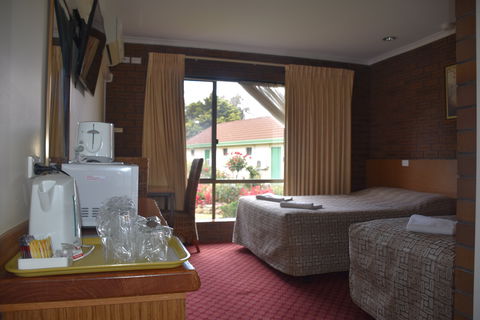 Mount Barker Valley Views Motel And Chalets - Mackay Tourism 0