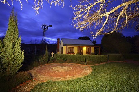 Yellow Cottage - Mackay Tourism 0