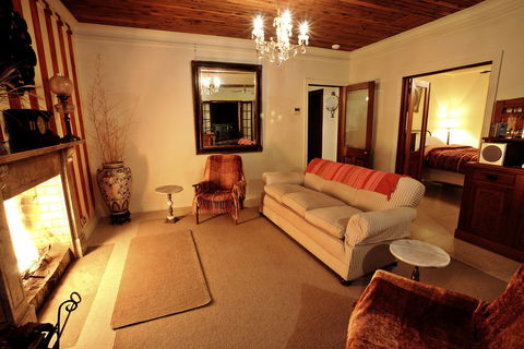 Yellow Cottage - Mackay Tourism 1