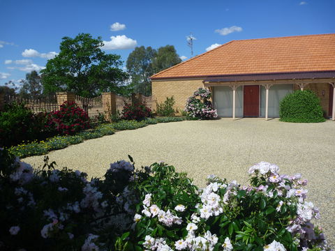Fairways Bed And  Breakfast At Jerilderie - Mackay Tourism 1