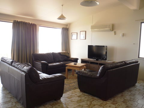 Moonta Bay Beach Villa 3 - Mackay Tourism 1