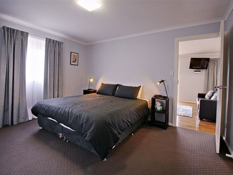 Starline Alpaca Farm Stay - Mackay Tourism 0