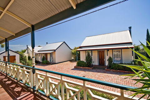 Torquay 1903 Period Cottages - Mackay Tourism 0