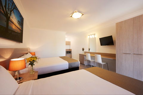 Adelong Motel - Mackay Tourism 1