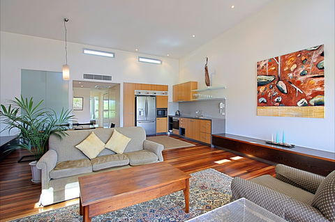 Beach Villa 17, East On Byron - Mackay Tourism 0