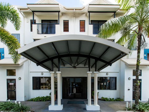 Cairns Queens Court - Mackay Tourism 1