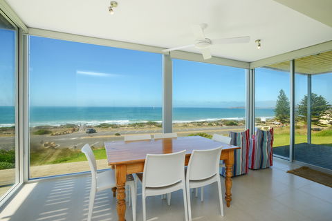 Chiton On The Rocks - Breathtaking Panoramic Coastal Views - Mackay Tourism 0