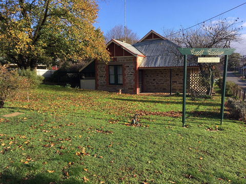Croll Cottage - Mackay Tourism 0