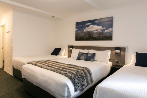 Falls Creek Hotel - Mackay Tourism 1