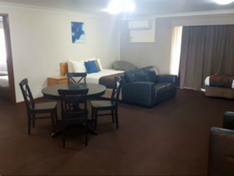 Hilltops Retreat Motor Inn - Mackay Tourism 0