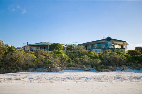 Island Beach Lodge - Mackay Tourism 0