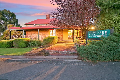Mt Bera Vineyard Cottage BnB - Mackay Tourism 1