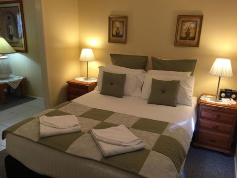 Curtis Falls Mountain Retreat - Mackay Tourism 8