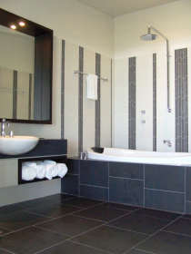 Hearns Beachside Villas - Mackay Tourism 5