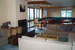 Trackers Mountain Lodge - Mackay Tourism 0
