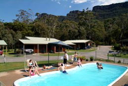 Halls Gap Log Cabins - Mackay Tourism 4