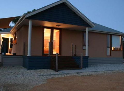 Aurora Cottages - Mackay Tourism 0