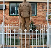 Soldier Statue Memorial Chinchilla - Mackay Tourism