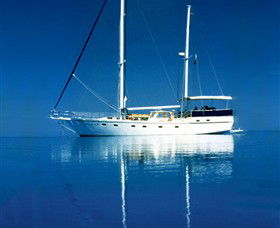 A Luxury Yacht On Sydney Harbour - Mackay Tourism 0