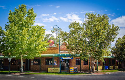 Crown Hotel Wentworth - Mackay Tourism 0