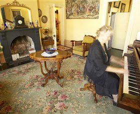 Jerilderie Historic Residence - Historic Home And Gardens - Mackay Tourism 3