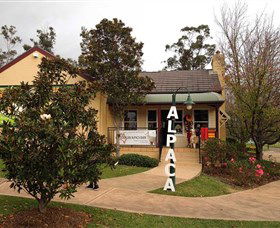 Australian Alpaca Barn - Hunter Valley Gardens - Mackay Tourism 0