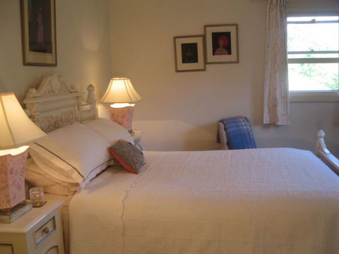 Trafalgar Bed And Breakfast And Annie's Cottage - Mackay Tourism 0