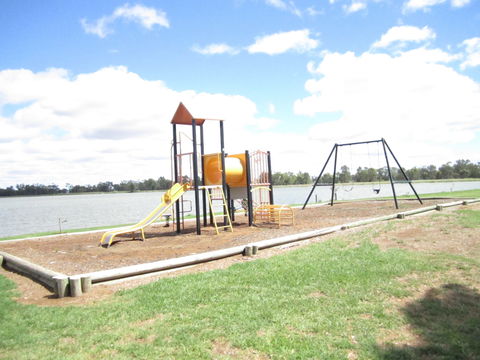 Gum Bend Lake - Mackay Tourism 0