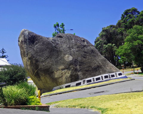 Dog Rock - Mackay Tourism 0