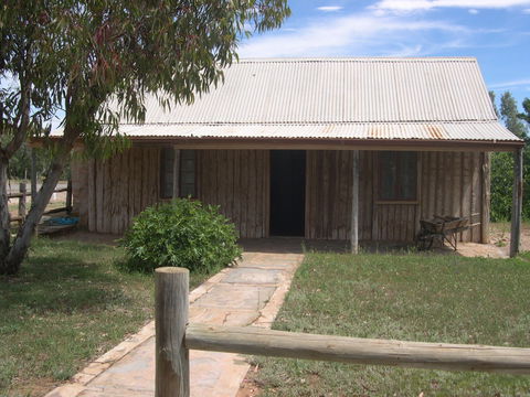 Early Settlers Cottage (Solly's Hut) - Mackay Tourism 0