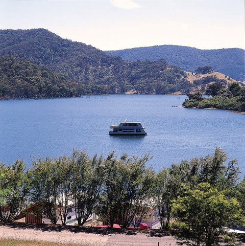 Lake Eildon - Mackay Tourism 1