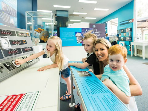 CSIRO Parkes Radio Telescope Visitor Centre - Mackay Tourism 1