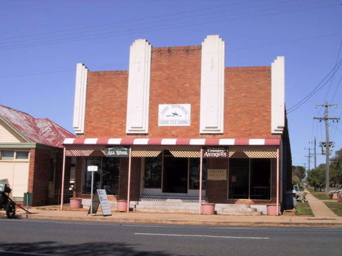 Talbragar Country Antiques - Mackay Tourism 0