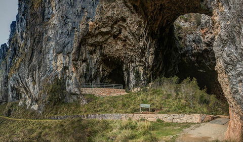 Yarrangobilly Caves – Castle Walk - Mackay Tourism 0