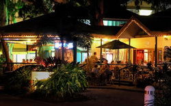 Apres Beach Bar & Grill - Palm Cove - Mackay Tourism 1