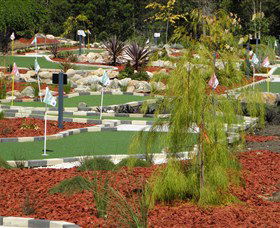 18 Hole Mini Golf - Club Husky - Mackay Tourism 0