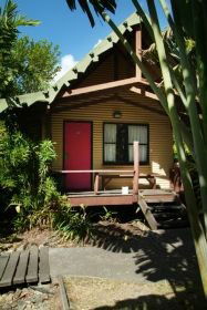 Magnum's Backpackers Bar - Mackay Tourism 0