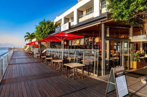 Dundee’s Restaurant On The Waterfront - Mackay Tourism 4