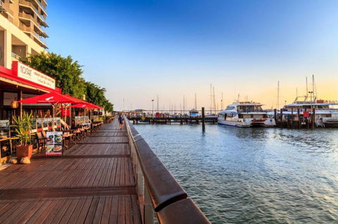 Dundee’s Restaurant On The Waterfront - Mackay Tourism 5