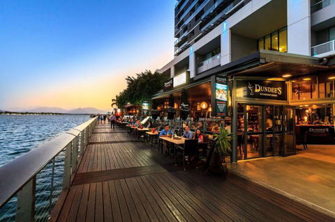 Dundee’s Restaurant On The Waterfront - Mackay Tourism 7