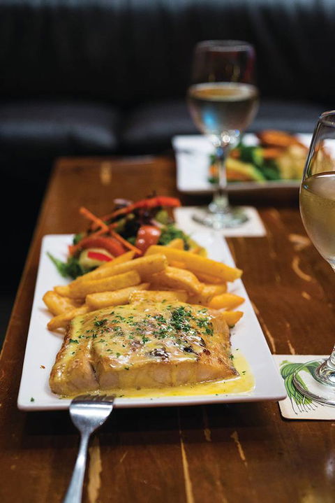 Dolly’s Bar & The Hibiscus Tavern - Mackay Tourism 0
