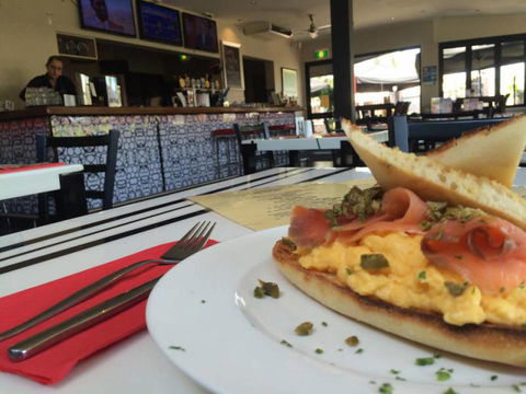 Dolly’s Bar & The Hibiscus Tavern - Mackay Tourism 2