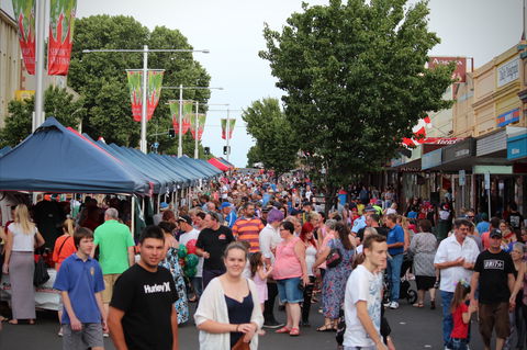 Cowra Christmas Street Festival - Mackay Tourism 0